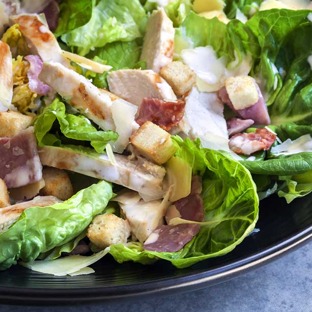 Salade césar au poulet grillé et au bacon