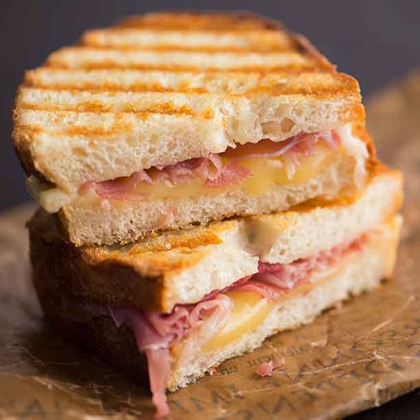 Sandwiches aux deux fromages grillés et au bacon